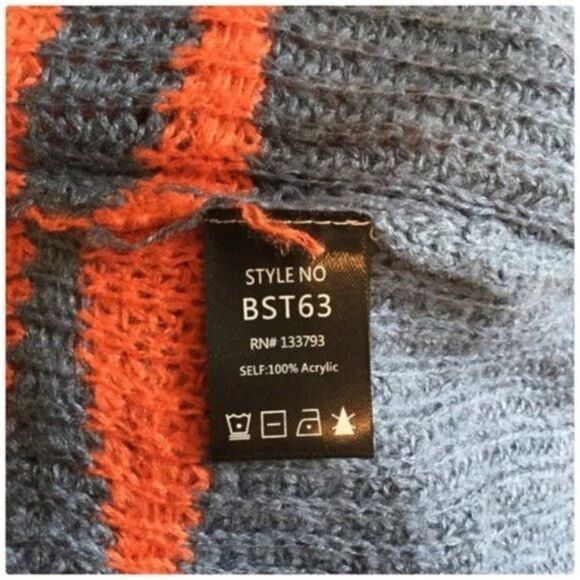 𝅺IVORY V- Neck Sweater with Wave Design - Picture 9 of 10